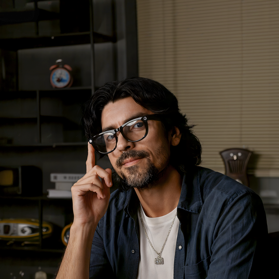 Snap in 2 Seconds. No Hands Needed.