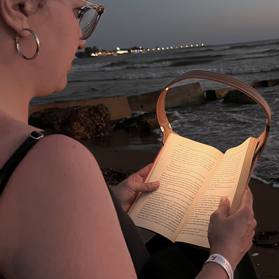 A Book Light That Follows The Shape Of Your Book.