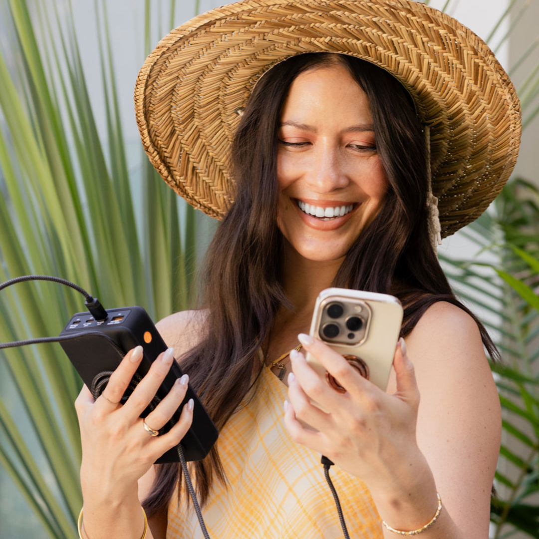 275W, OLED Screen Powerbank Charges MacBook & IPhone Fast