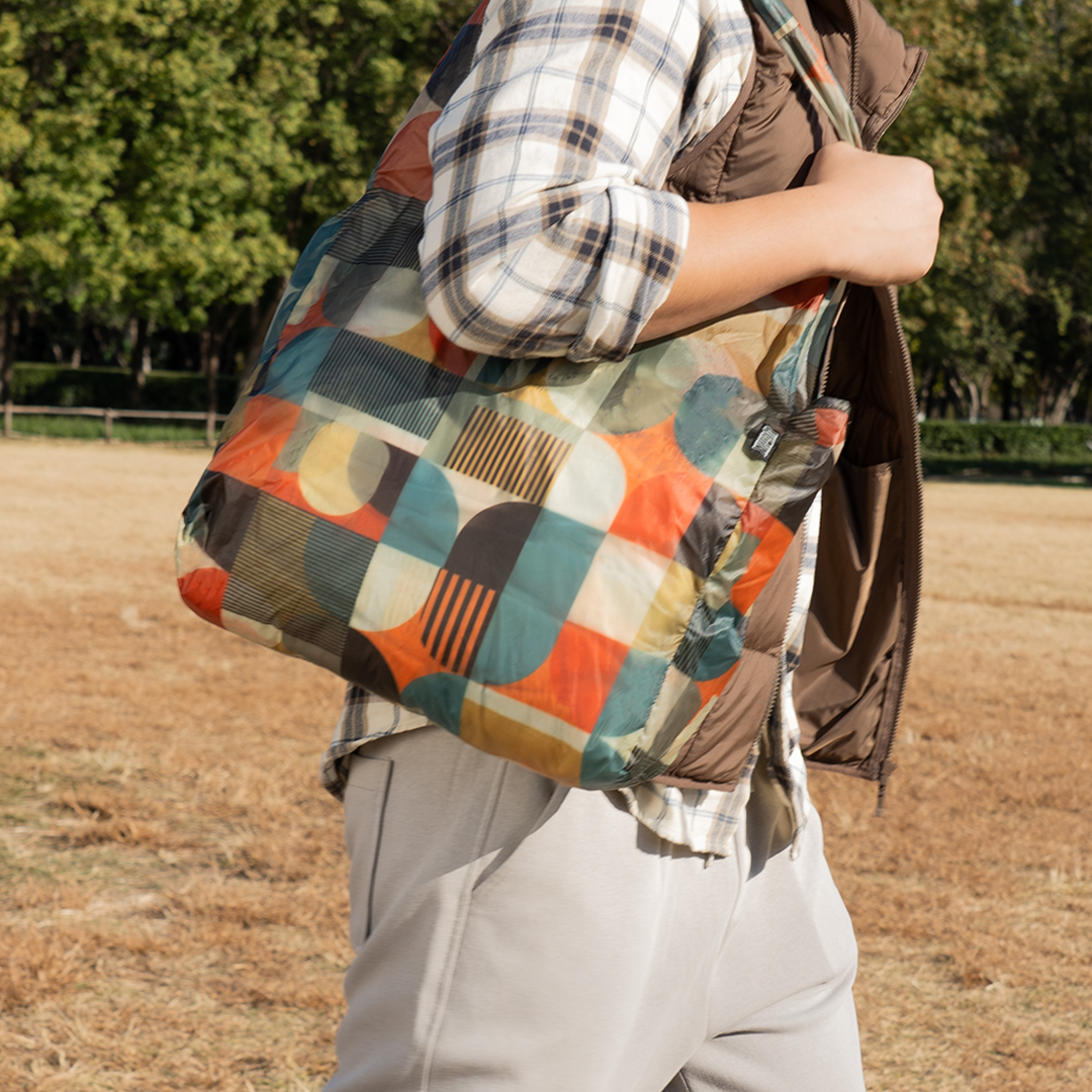Foldable Tote With Magnetic Dividers