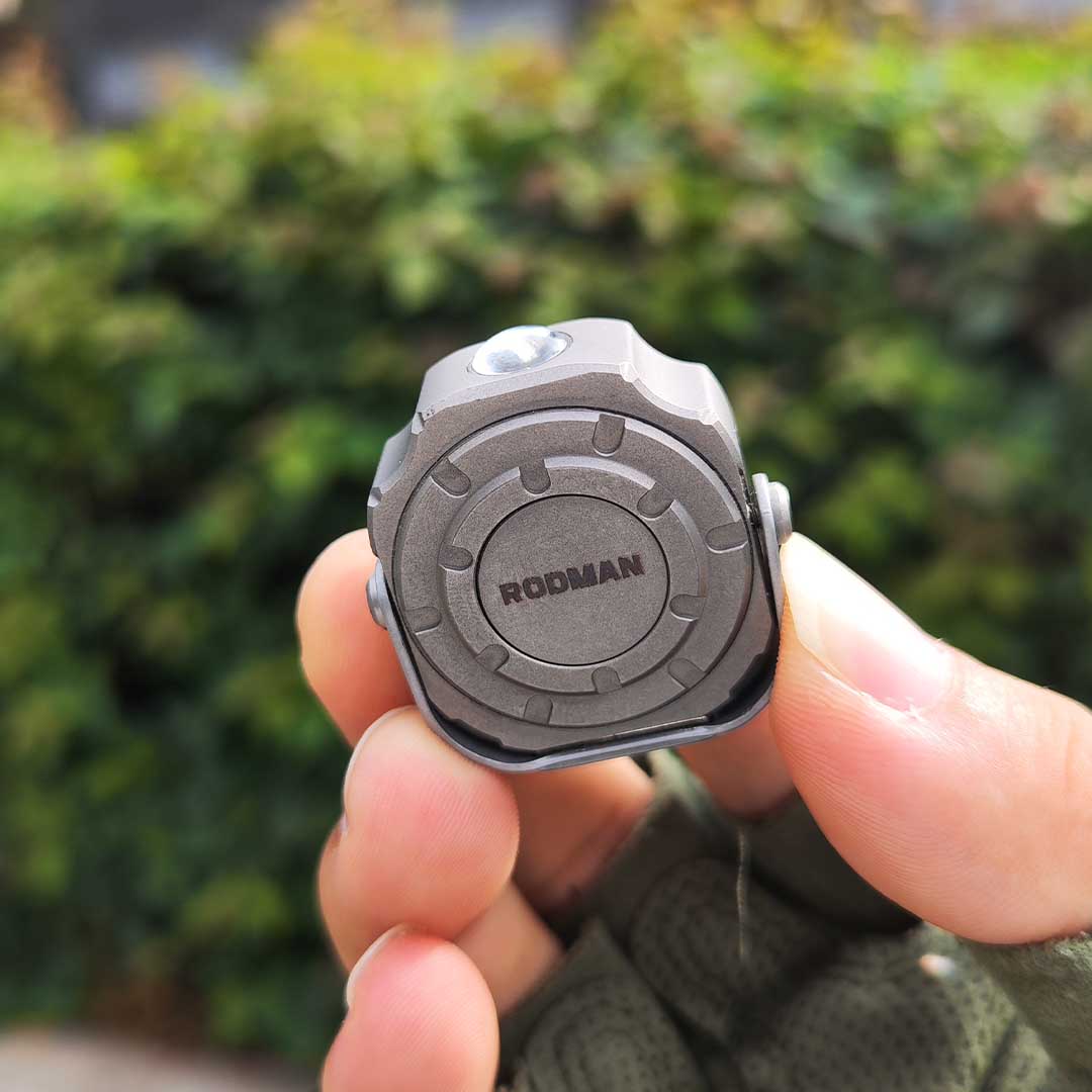 The Titanium Coin Size Light With 5 Colors