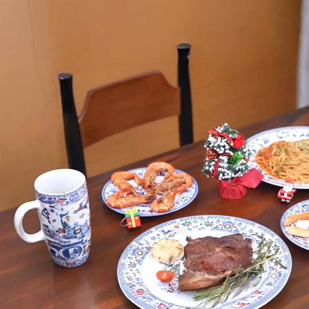 Holiday Porcelain Sets With Details To Discover