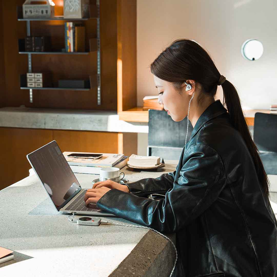 Magnetic Hi-Fi DAC/Amp With Rear Display