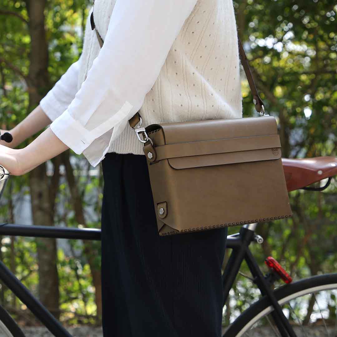 A Sustainable Origami Design EDC Vegetable-Tanned Leather Bag