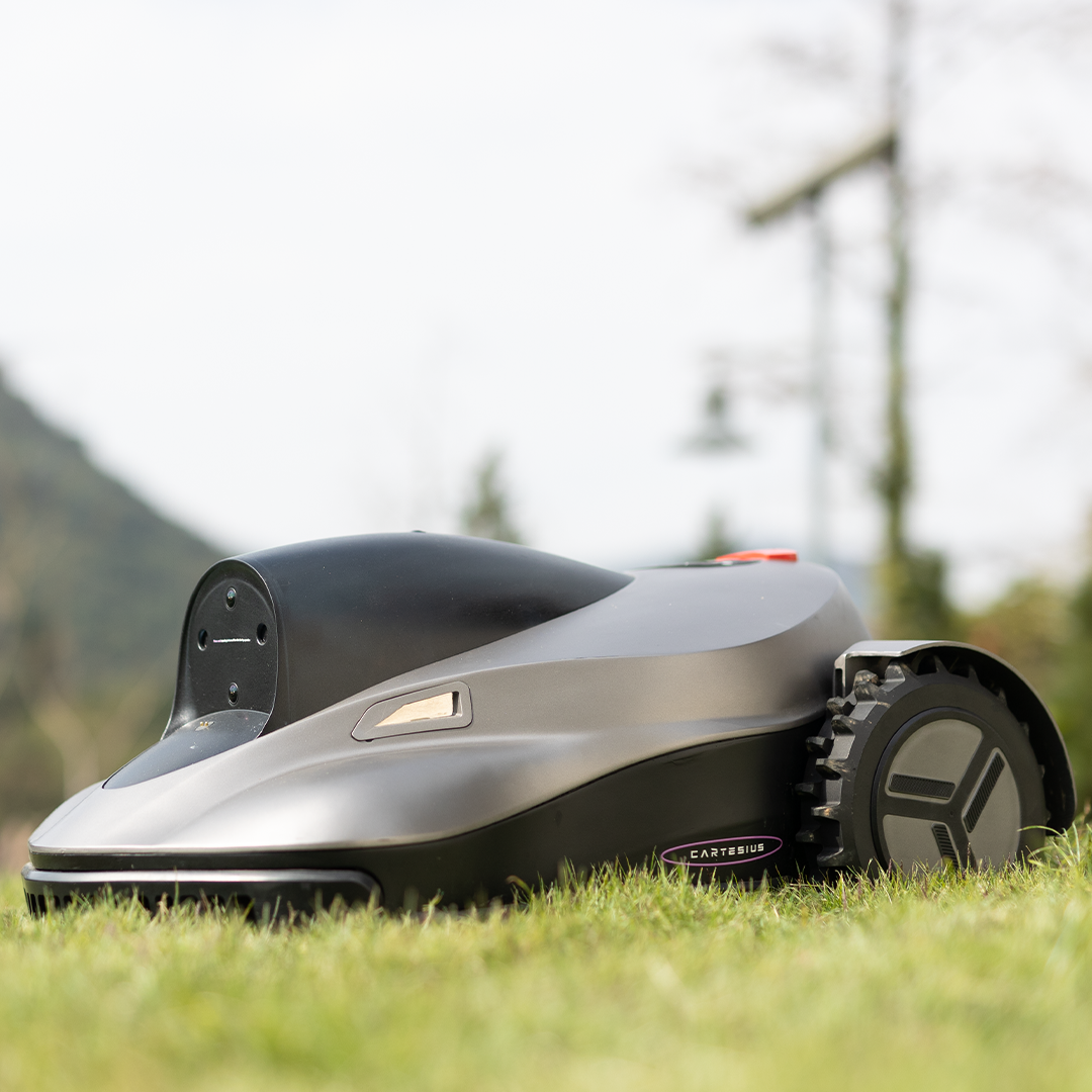 Wire-Free Vision Robotic Mower