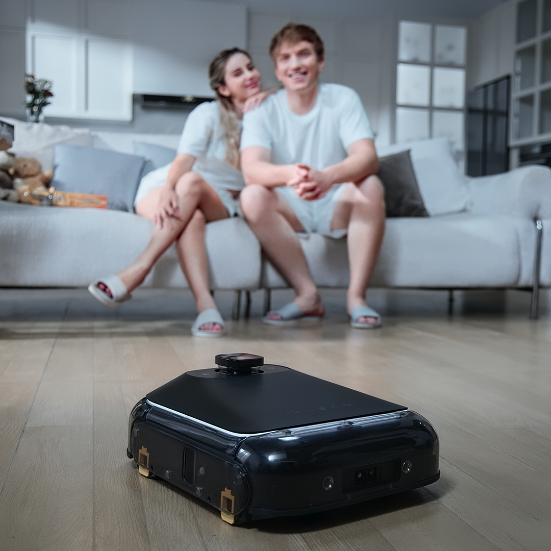 The First Dual-Form Floor Washing Robot