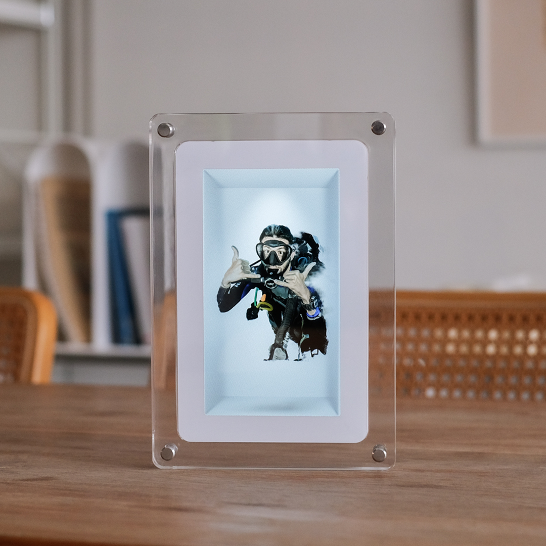 The First Consumer Holographic Photo and Video Frame
