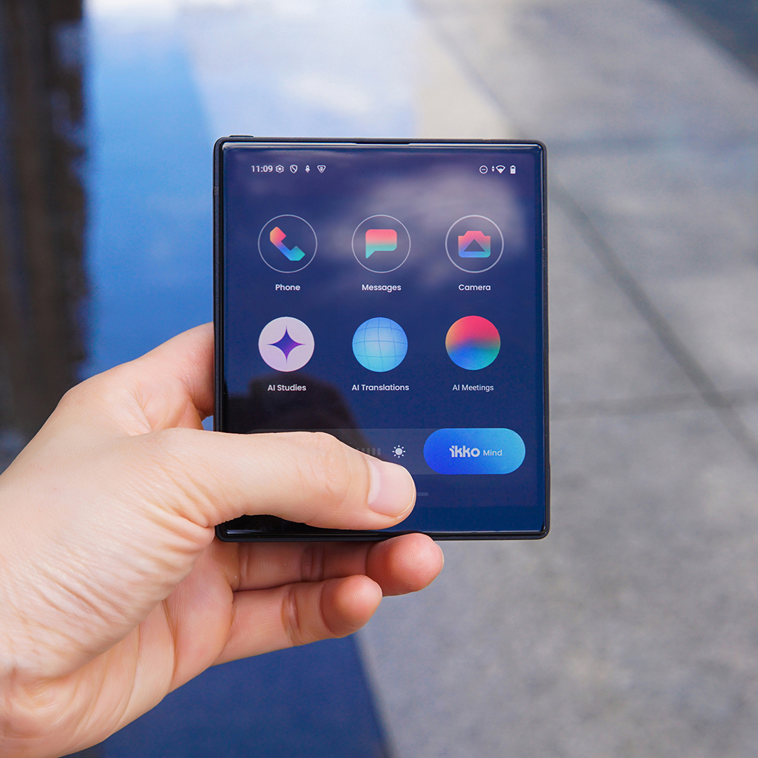 The Palm-Sized Phone That Thinks