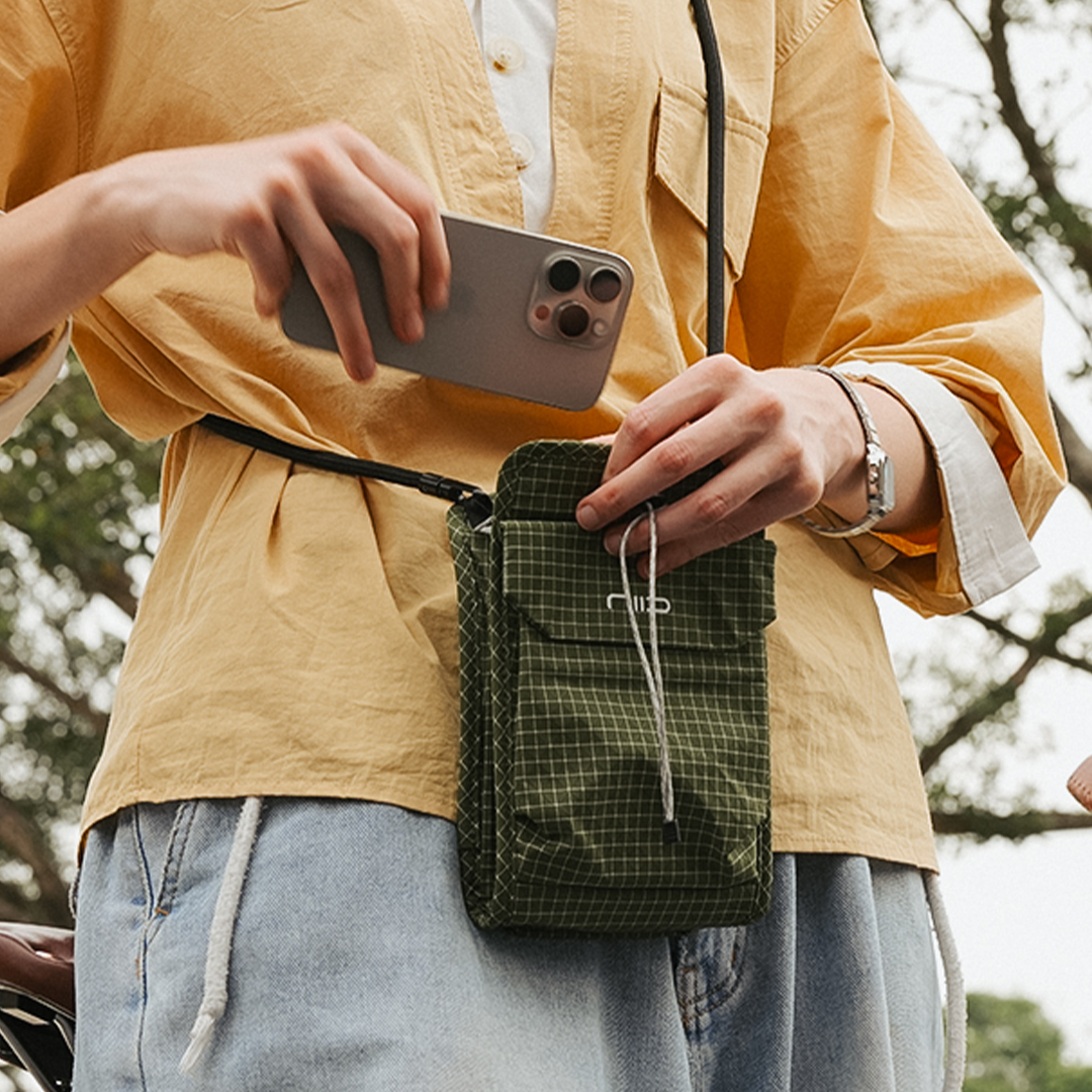 Magnetic EDC Pouch With One-Hand Access