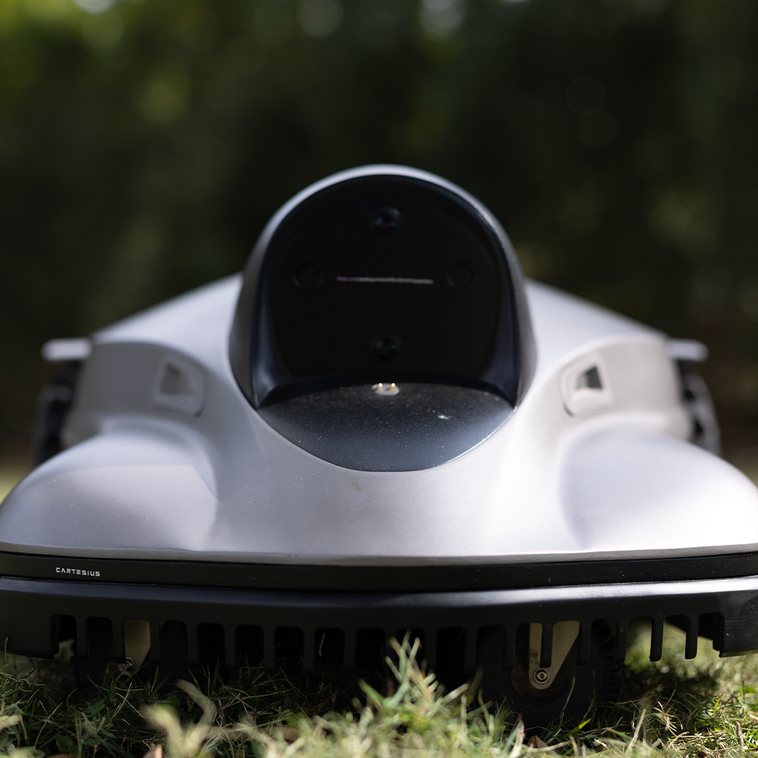 Wire-Free Vision Robotic Mower