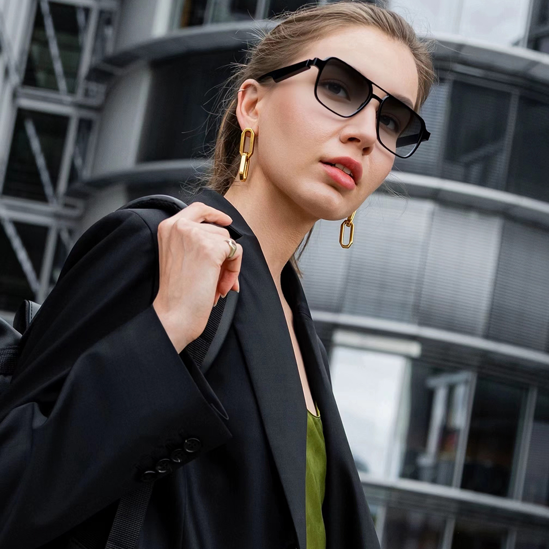 Magnetic Smart Glasses With Translation