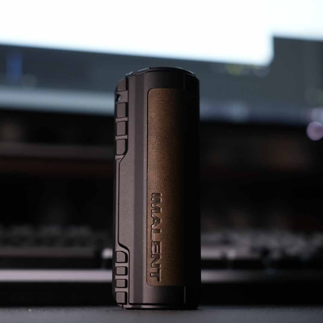 A 3000-Lumen Zoom Light Built For One Hand