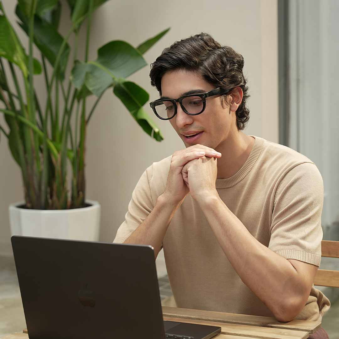 Snap in 2 Seconds. No Hands Needed.