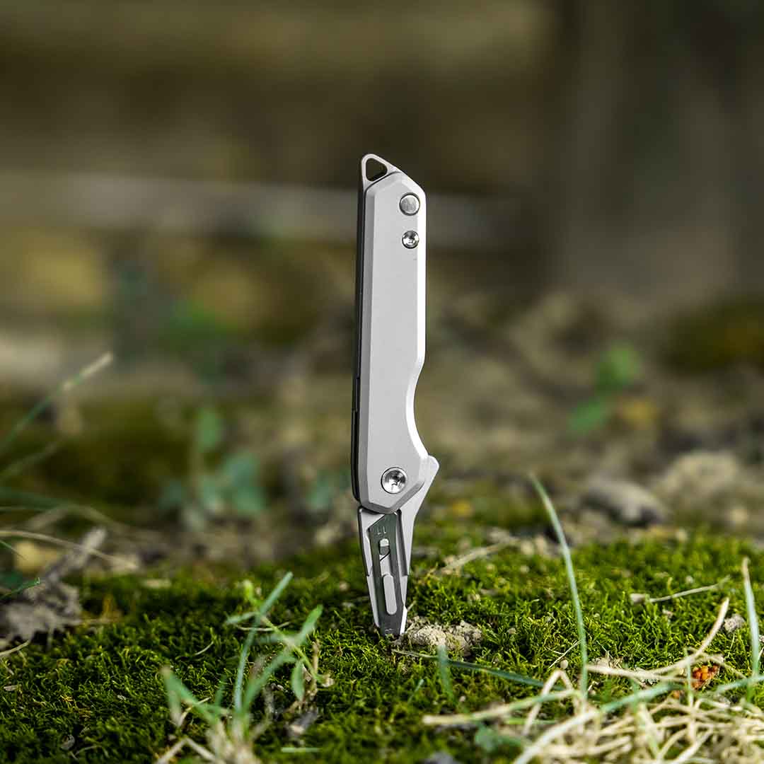 Titanium Utility Knife With Secure Backup Blades