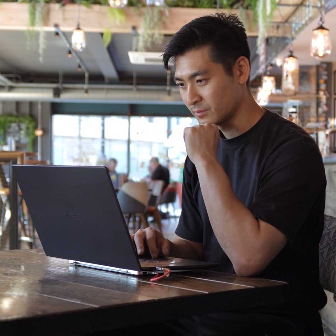 Ultra-Slim Power: 4x Laptop, 6x Phone