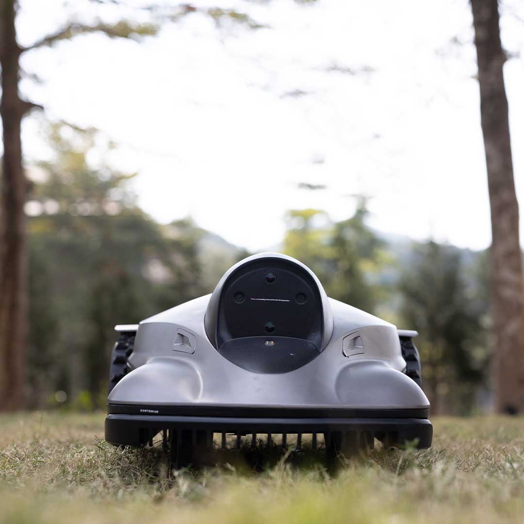 Wire-Free Vision Robotic Mower