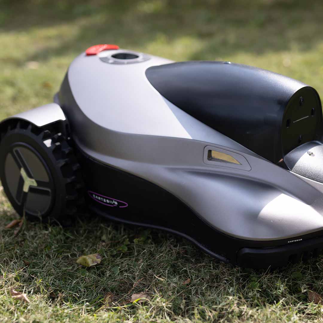 Wire-Free Vision Robotic Mower
