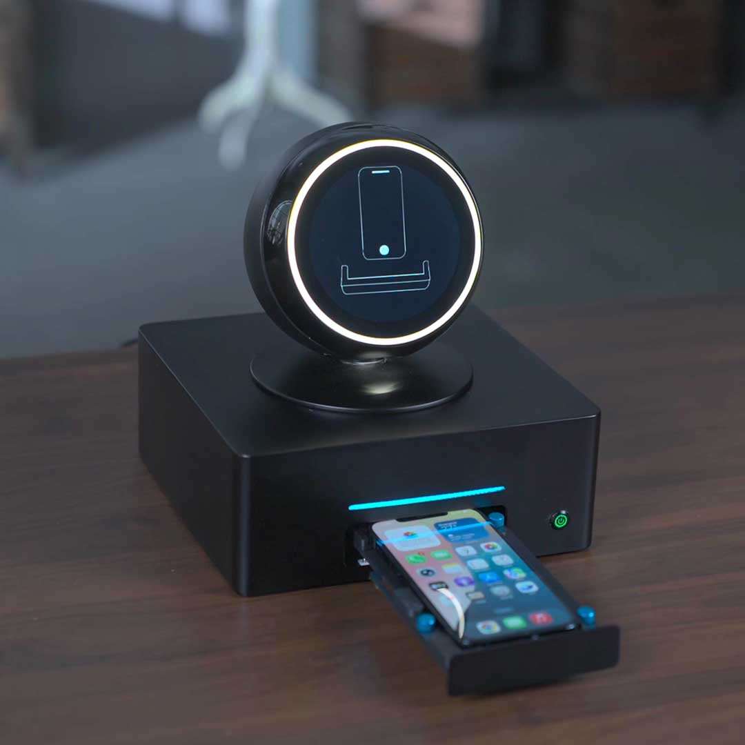 An AI That Actually Uses Your Phone