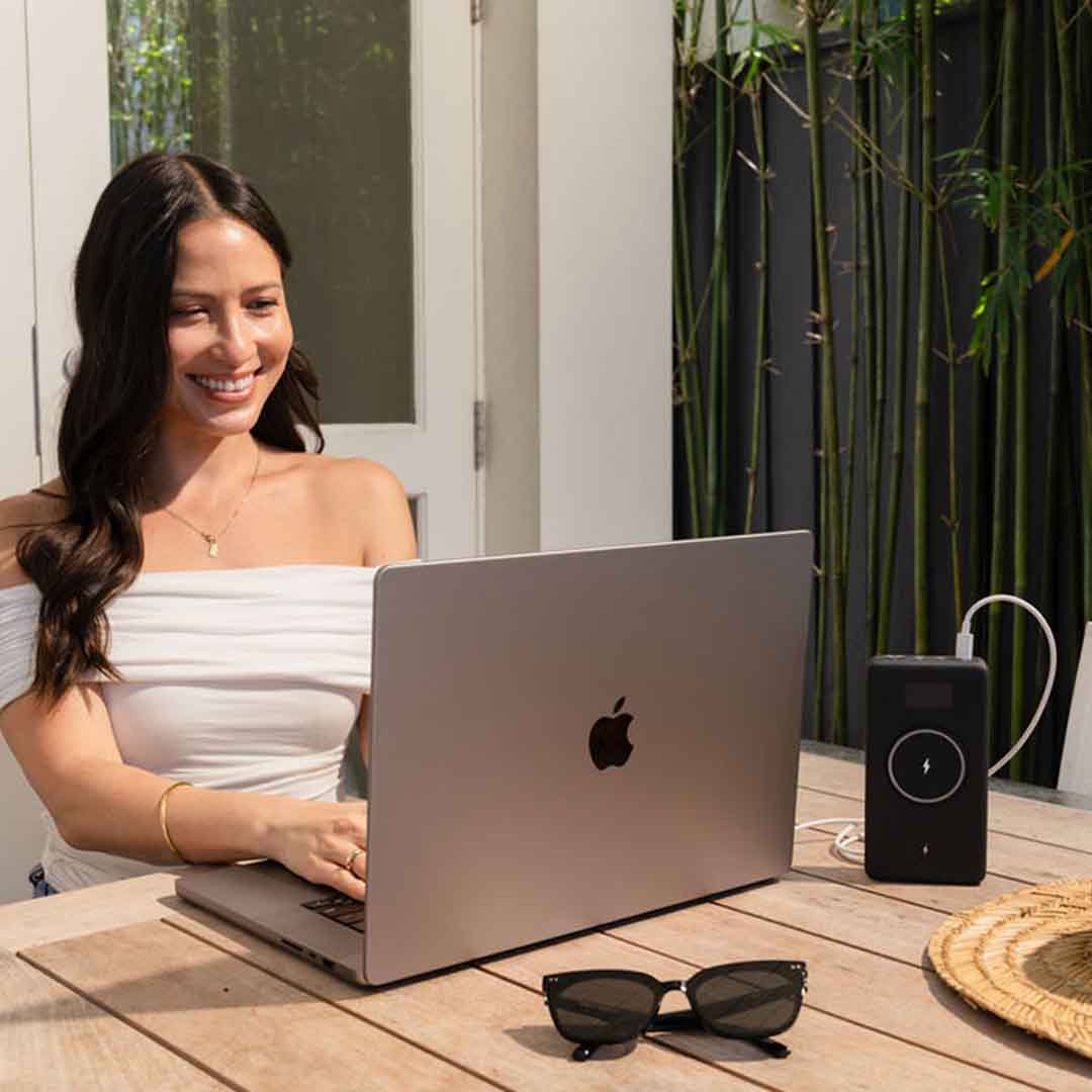 275W, OLED Screen Powerbank Charges MacBook & IPhone Fast