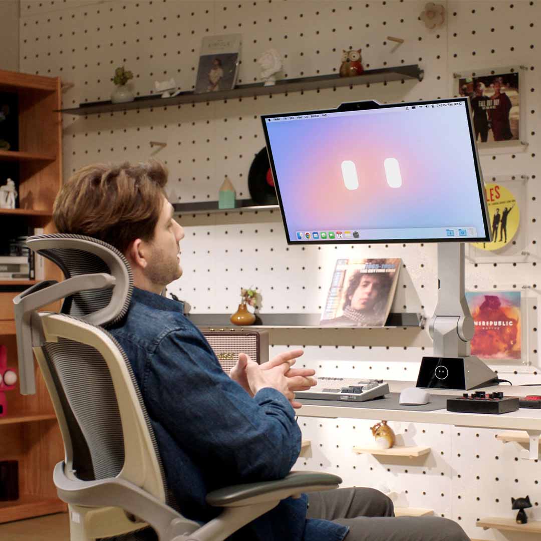 The First Robotic Monitor For Your Workspace