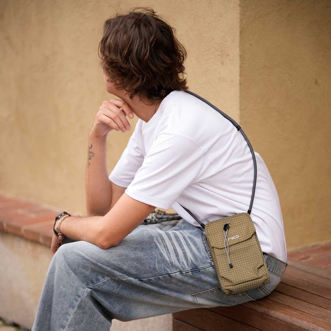 Magnetic EDC Pouch With One-Hand Access