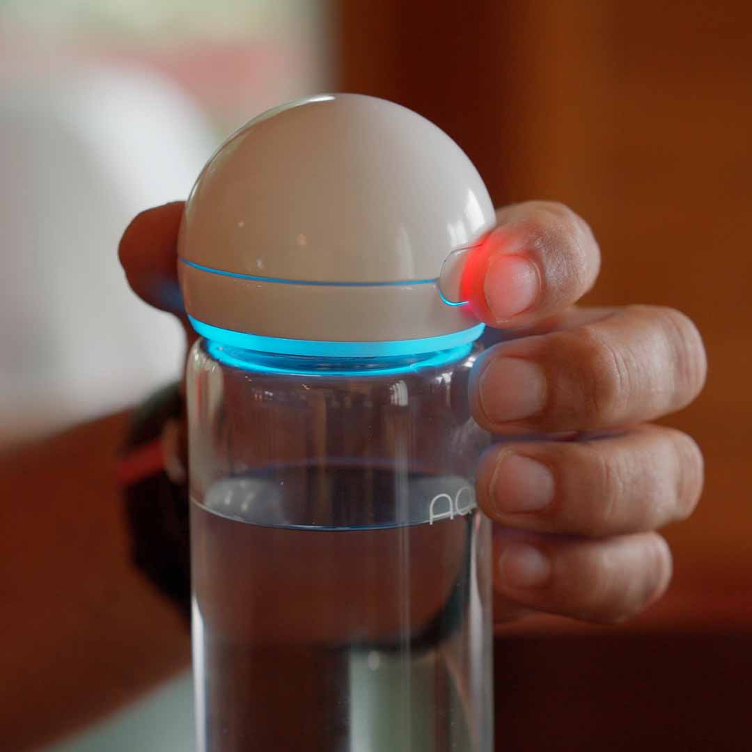 This Water Bottle Measures Your Hydration Levels