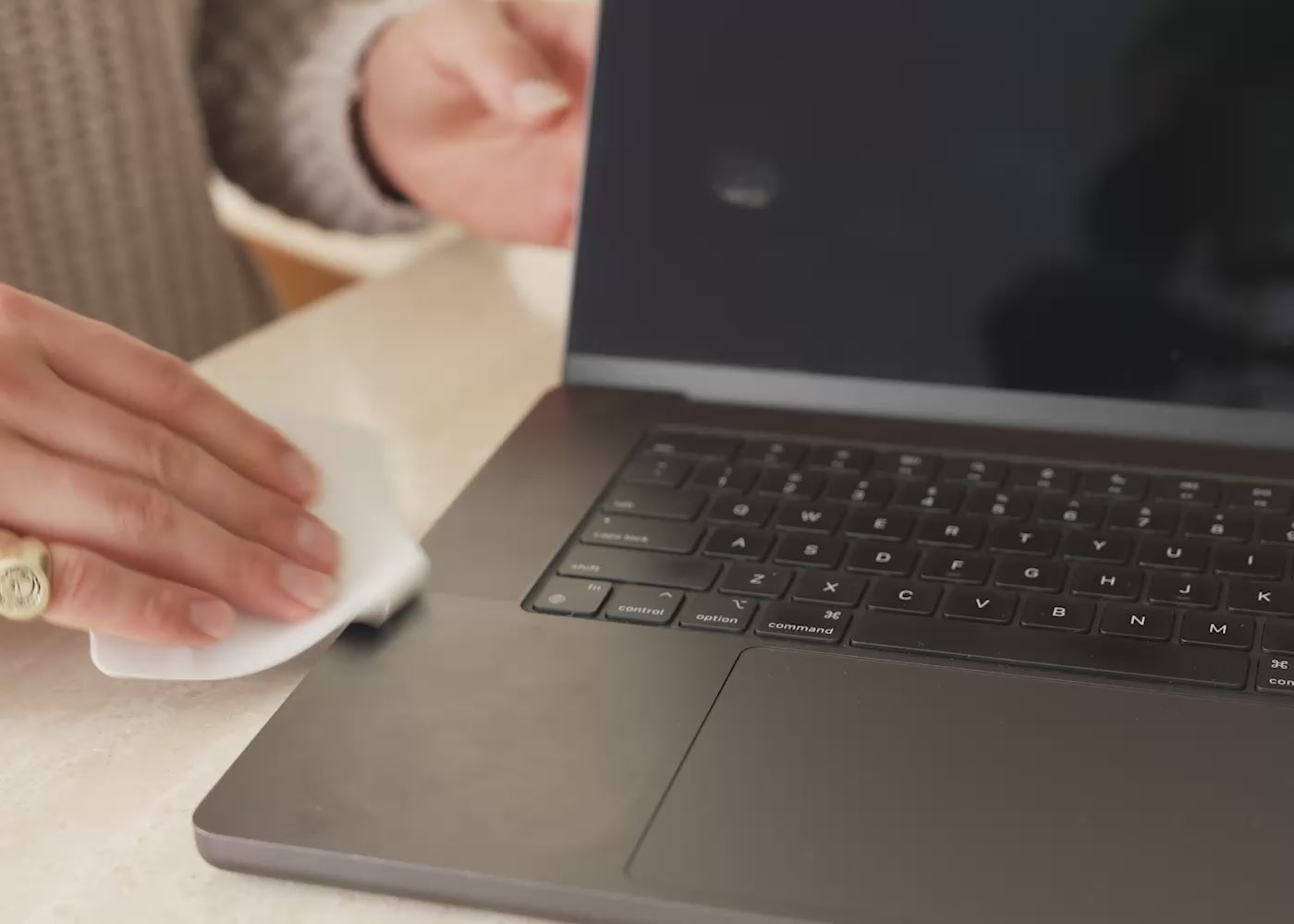 Jiffys - Erase Fingerprints Instantly, No Sprays, No Fuss, No Residue